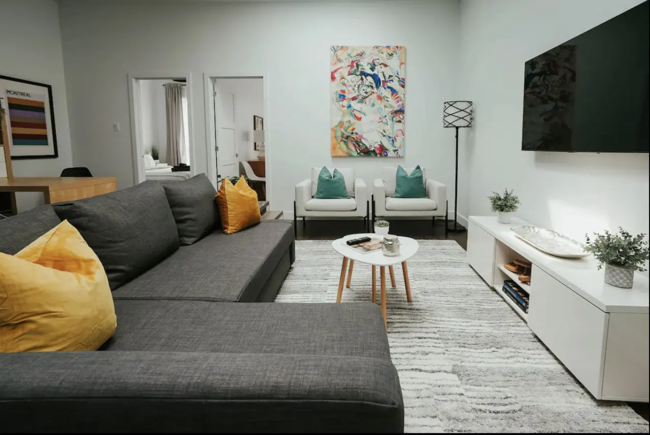 New Stylish and bright 2bdr near St-Hubert Plaza - Unit 202 9
