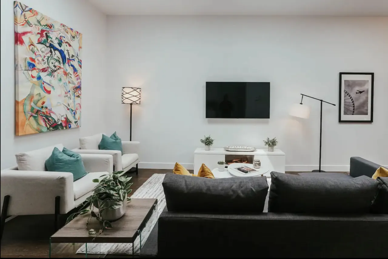 New Stylish and bright 2bdr near St-Hubert Plaza - Unit 202 10