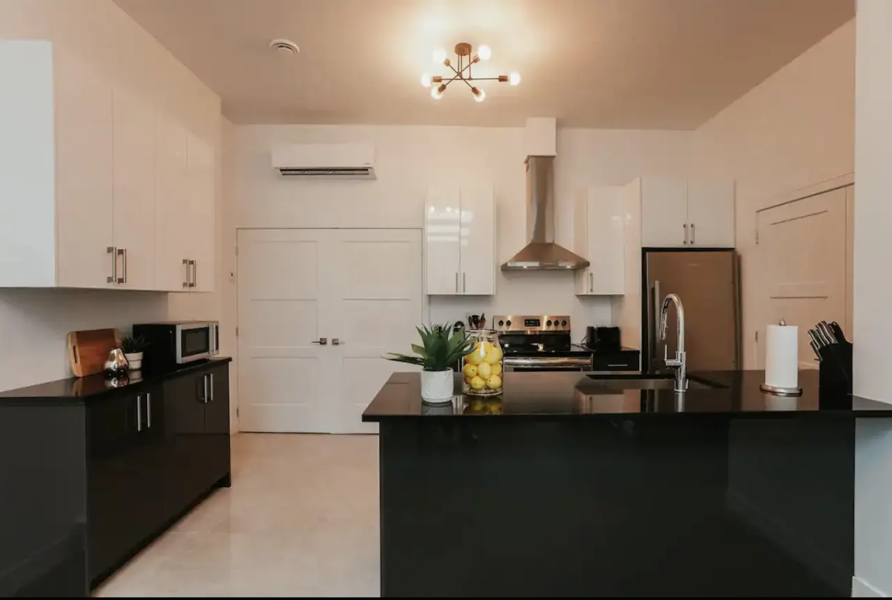 New Stylish and bright 2bdr near St-Hubert Plaza - Unit 202 18