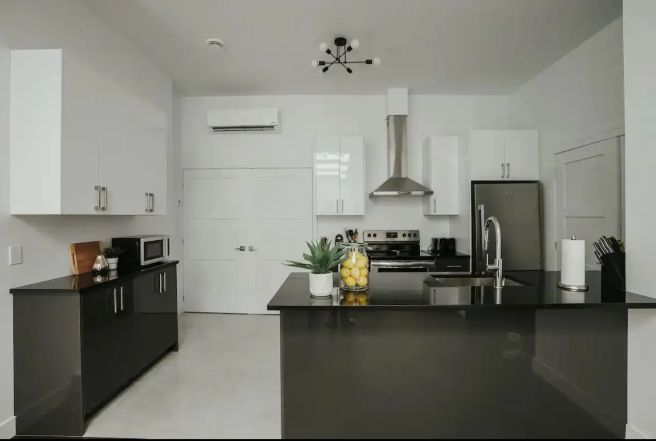 New Stylish and bright 2bdr near St-Hubert Plaza - Unit 202 20