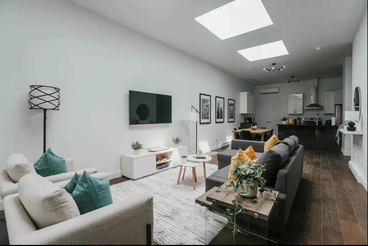 New Stylish and bright 2bdr near St-Hubert Plaza - Unit 202 3