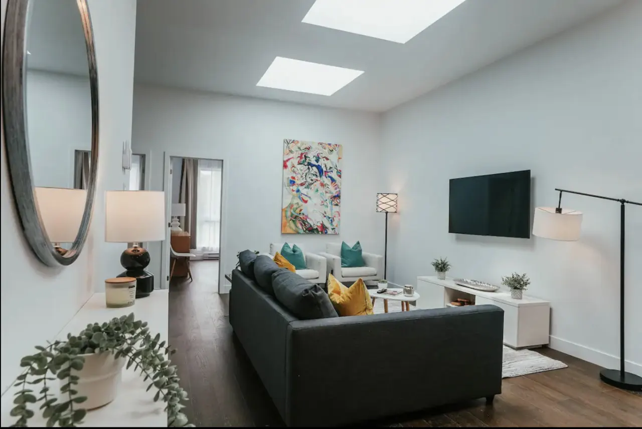 New Stylish and bright 2bdr near St-Hubert Plaza - Unit 202 4