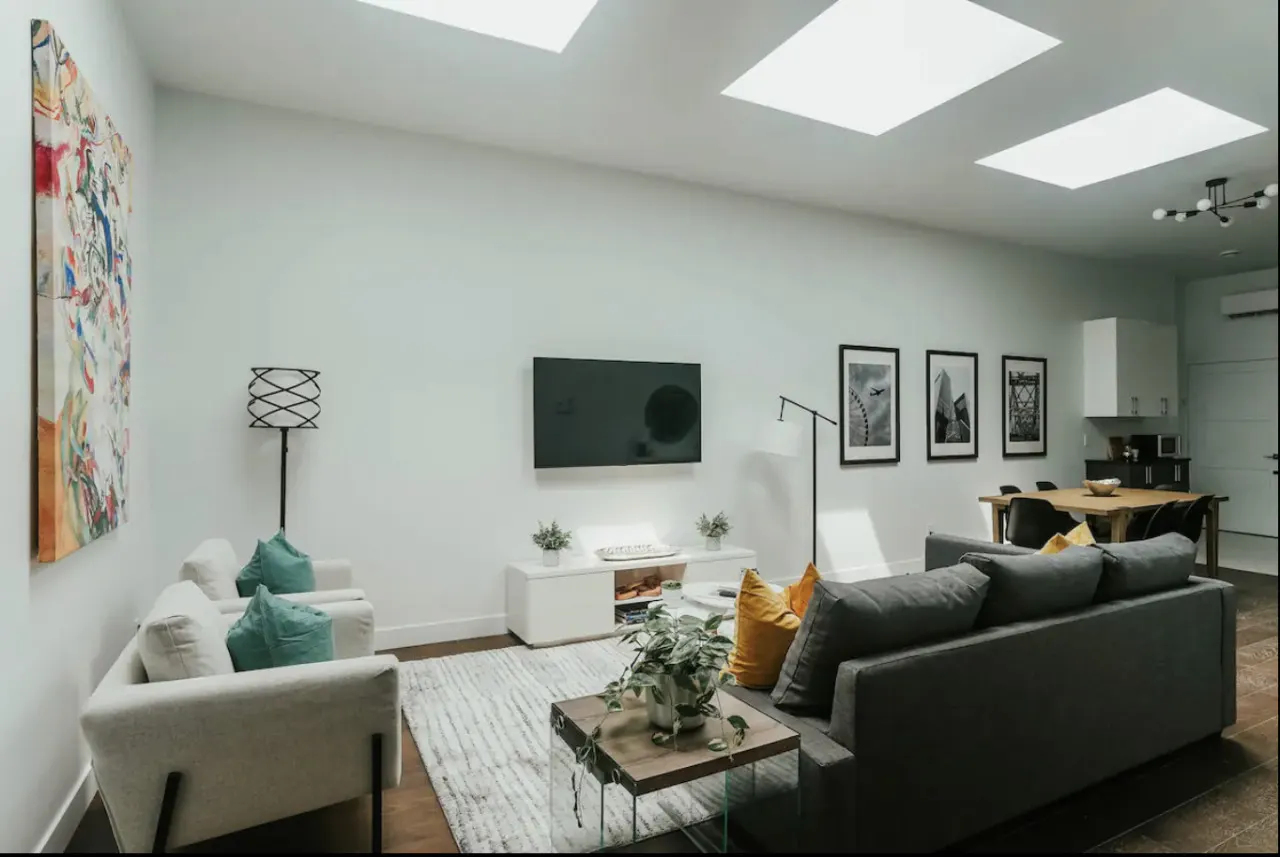 New Stylish and bright 2bdr near St-Hubert Plaza - Unit 202 5