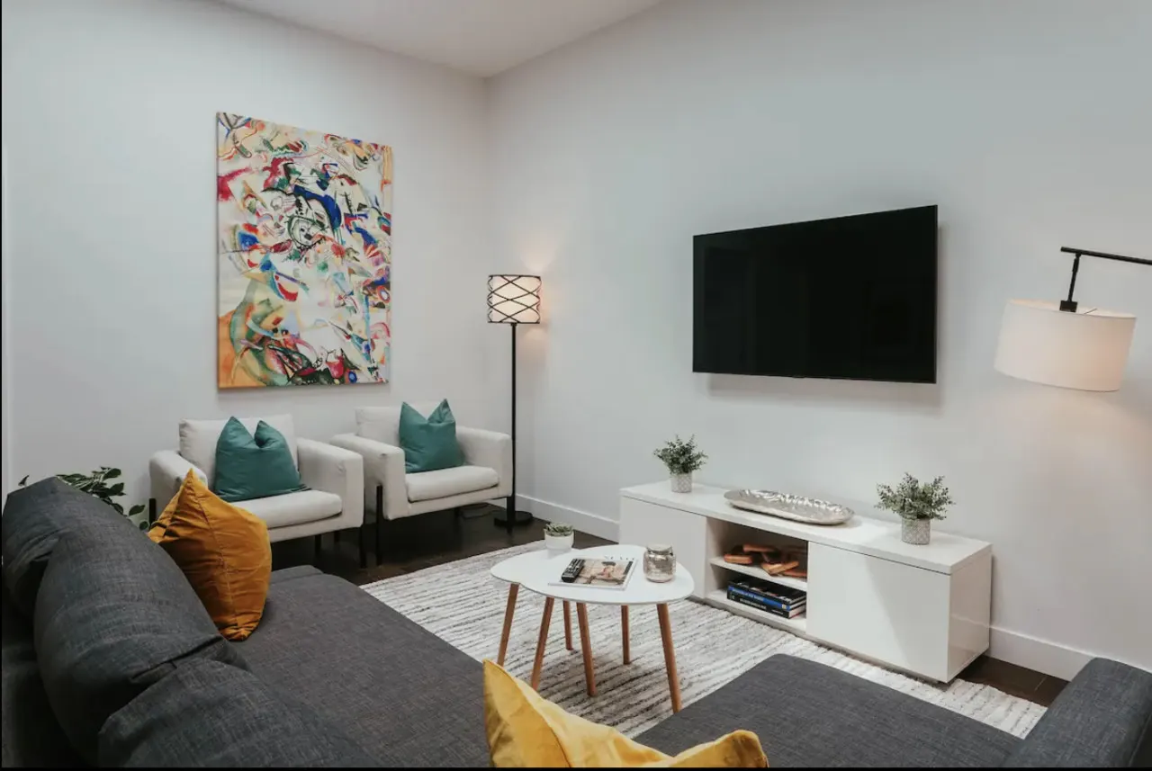 New Stylish and bright 2bdr near St-Hubert Plaza - Unit 202 6