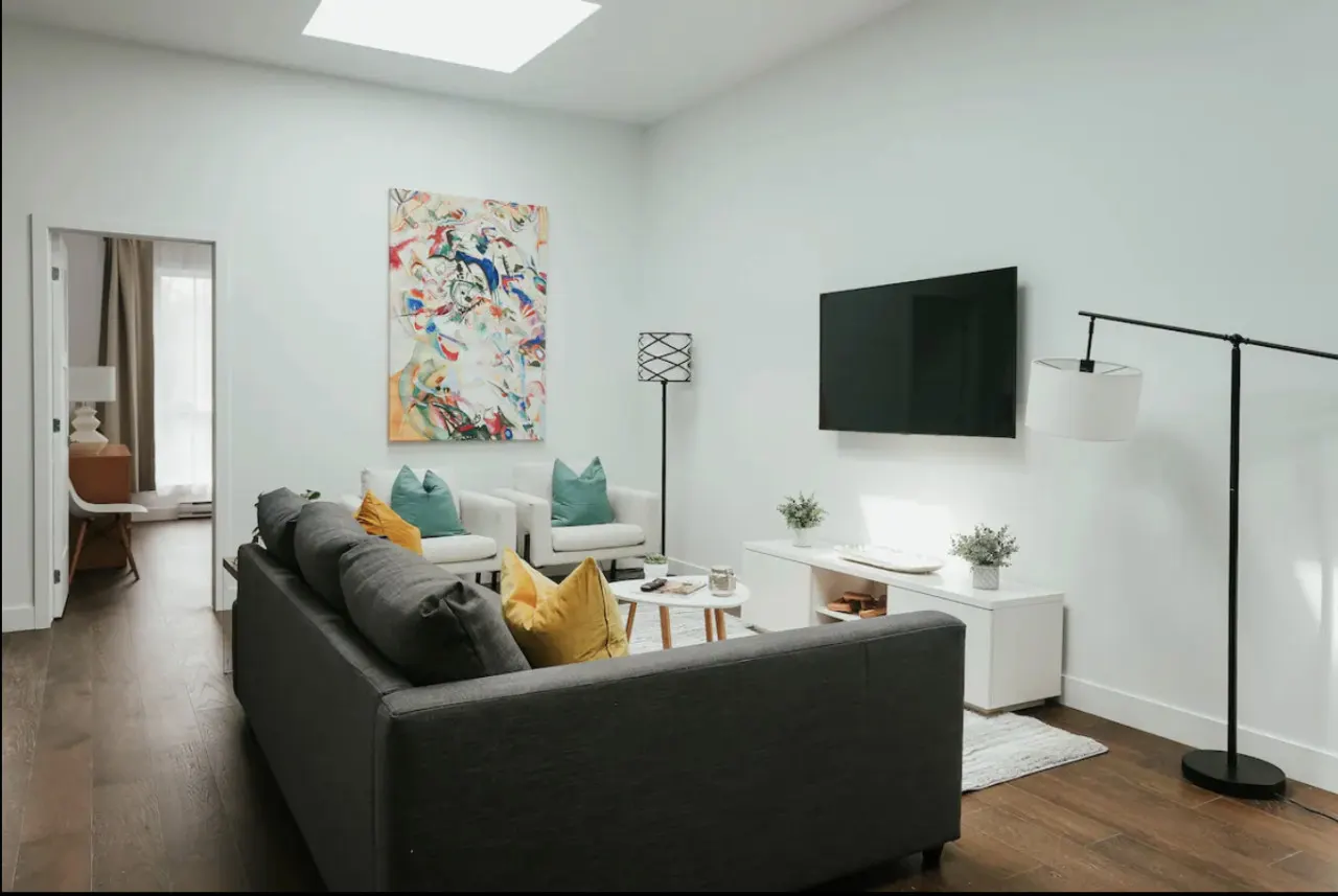 New Stylish and bright 2bdr near St-Hubert Plaza - Unit 202 7