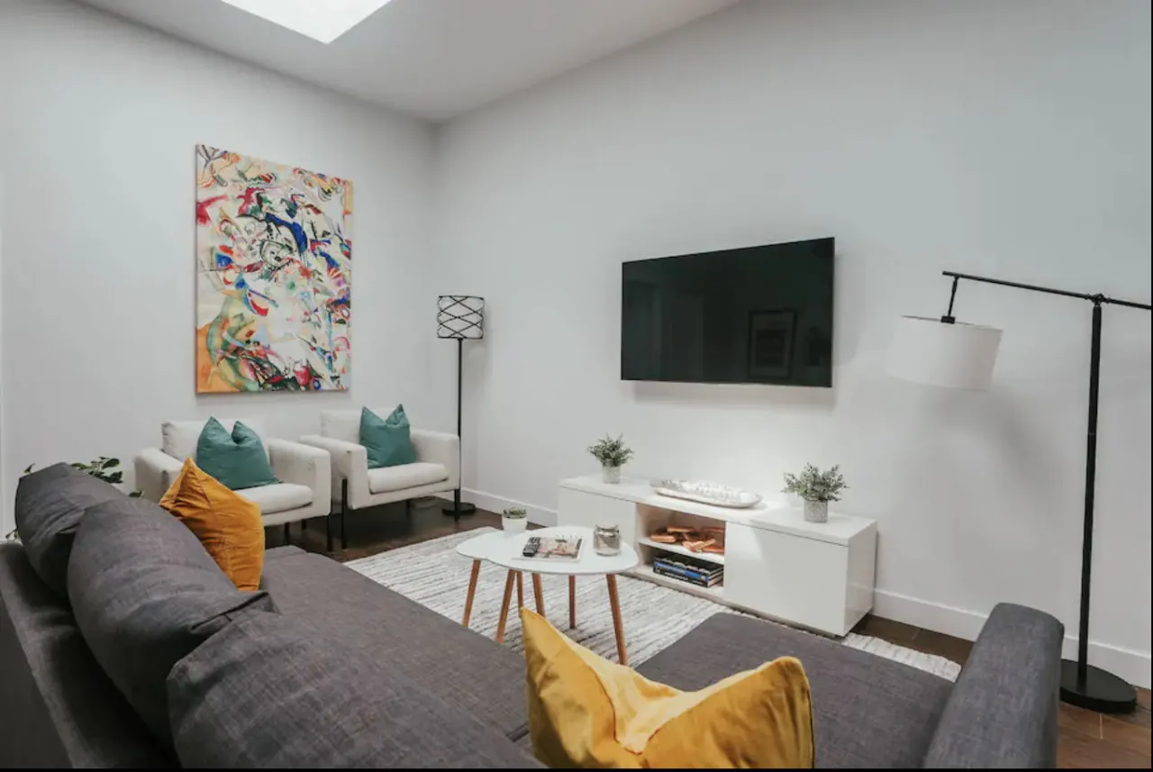 New Stylish and bright 2bdr near St-Hubert Plaza - Unit 202 8