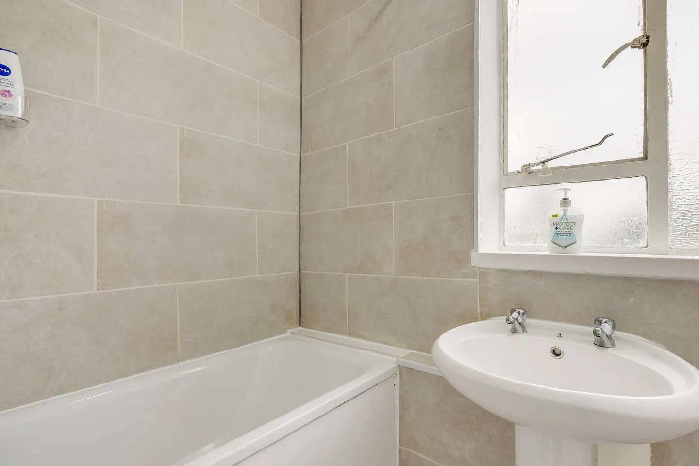 Zone 1 Spacious Serviced Apartment in Central London 12