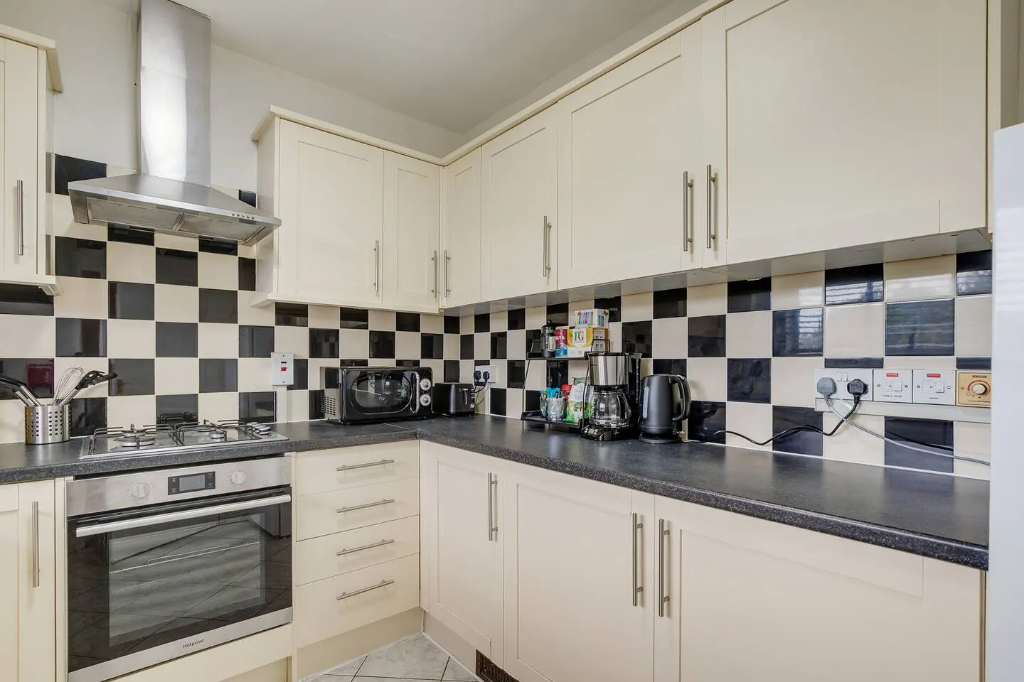Zone 1 Spacious Serviced Apartment in Central London 13