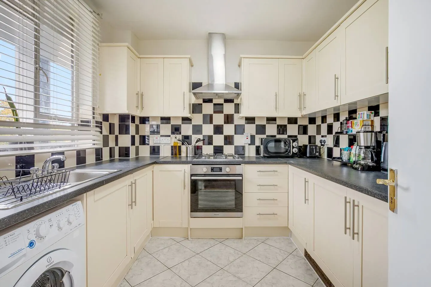 Zone 1 Spacious Serviced Apartment in Central London 3