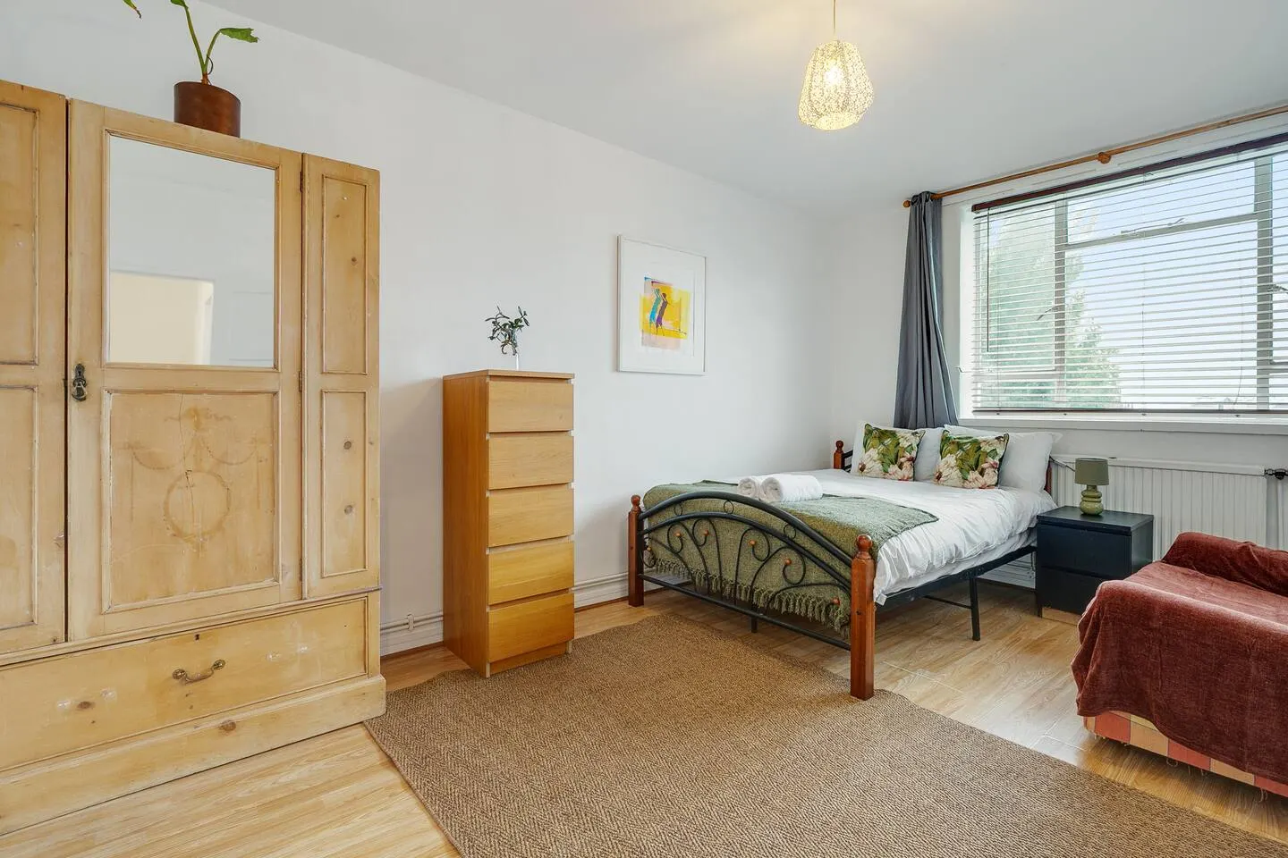 Zone 1 Spacious Serviced Apartment in Central London 8