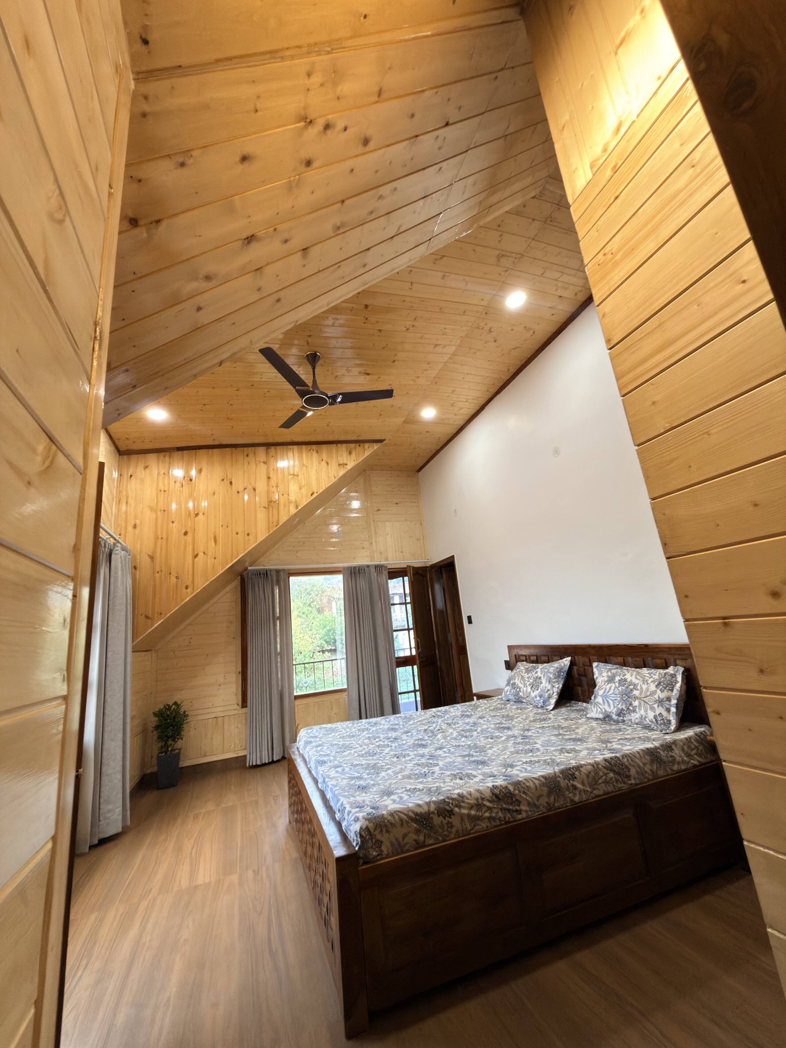 Modern wooden retreat with balcony | mountain view 18