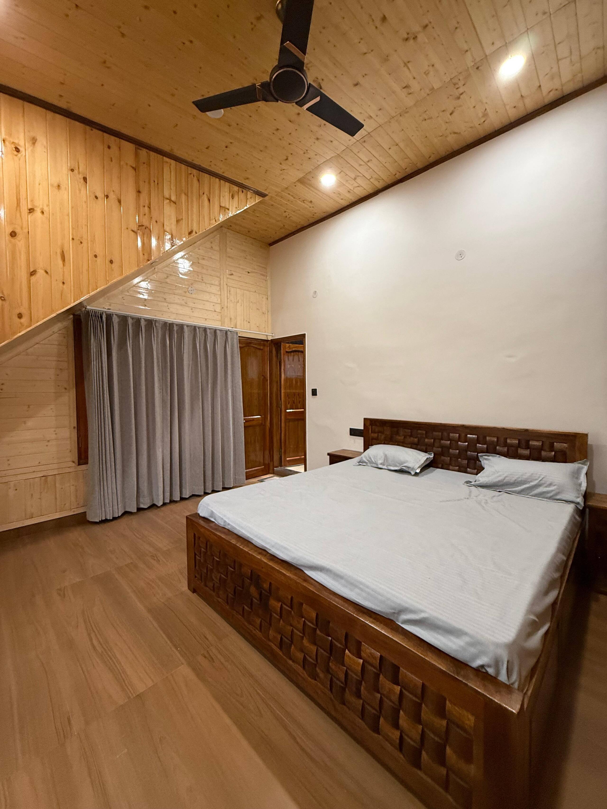 Modern wooden retreat with balcony | mountain view 17