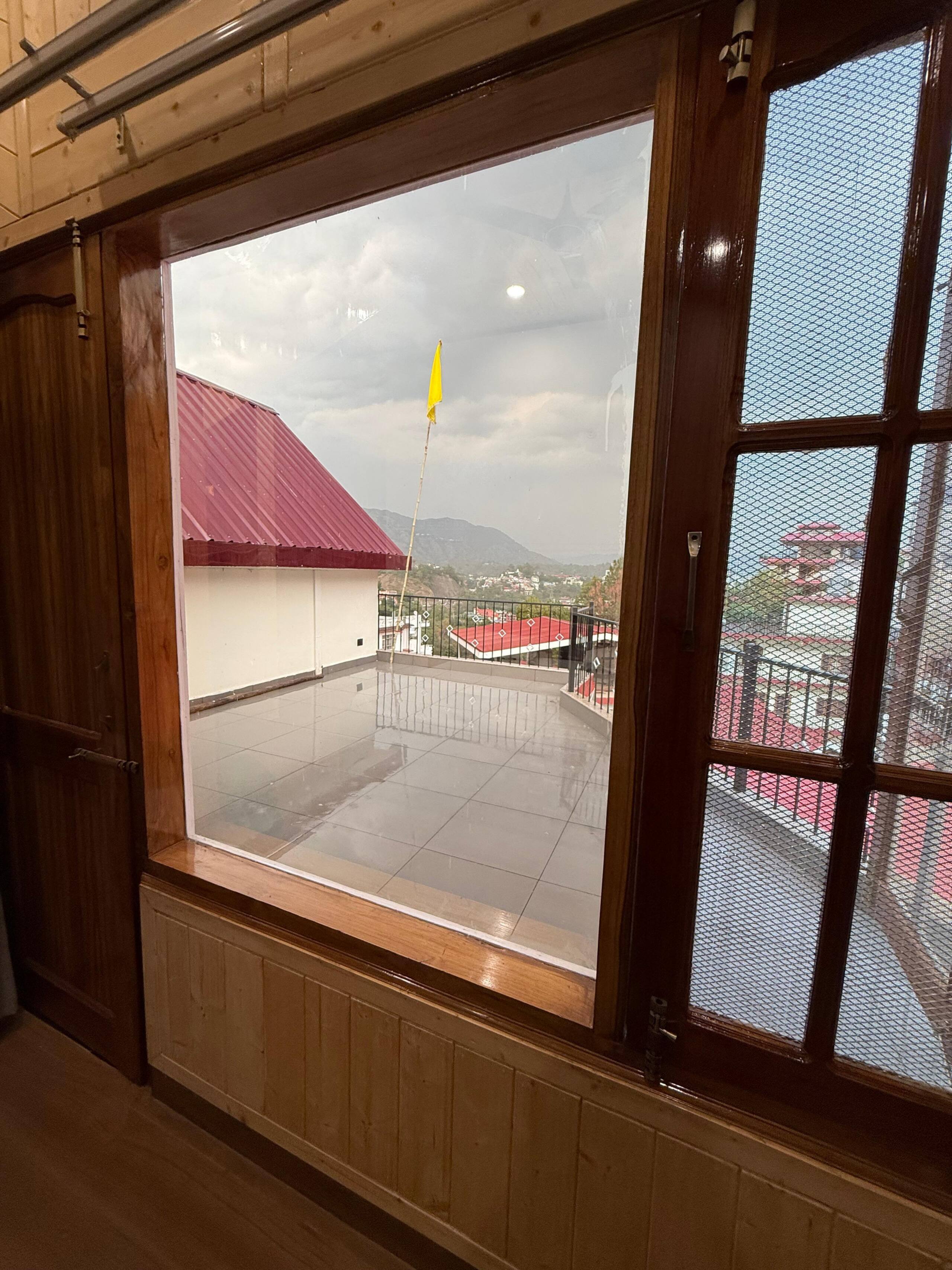 Modern wooden retreat with balcony | mountain view 8