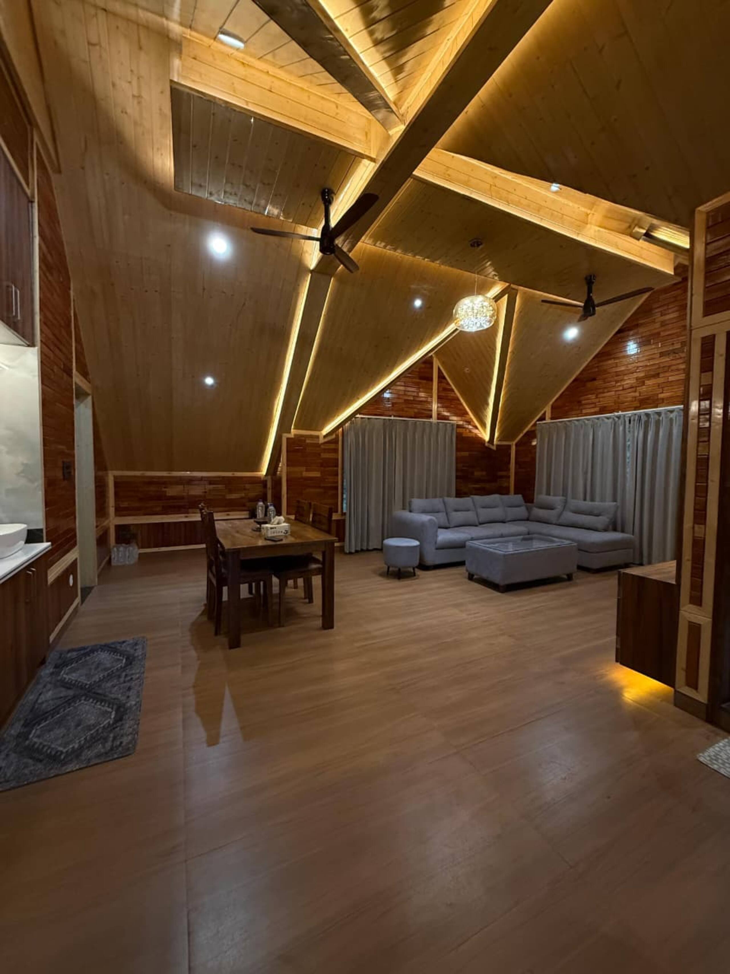 Modern wooden retreat with balcony | mountain view 7