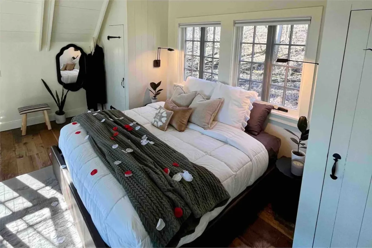 The Roundtop Chalet (Couples Getaway with Hot Tub) 13