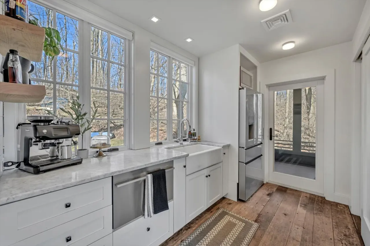 The Roundtop Chalet (Couples Getaway with Hot Tub) 15