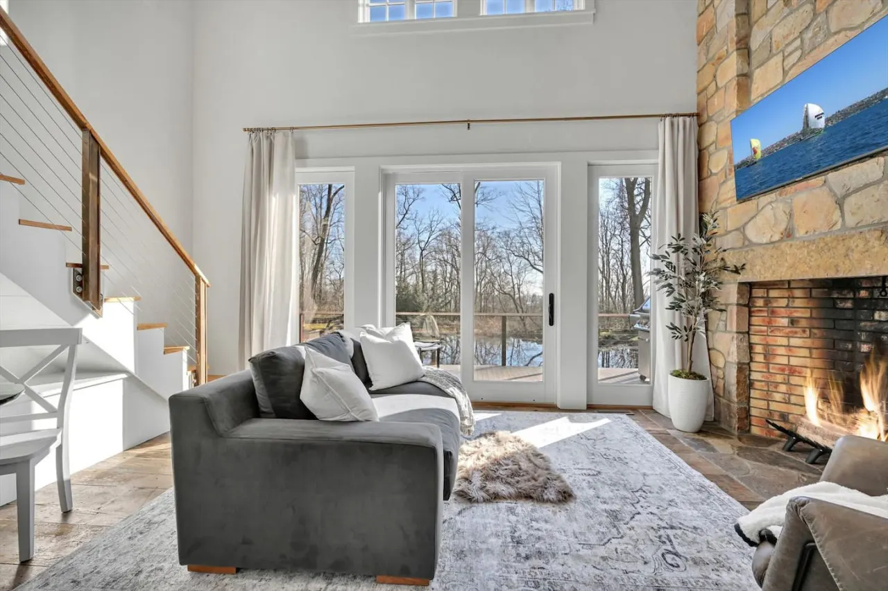 The Roundtop Chalet (Couples Getaway with Hot Tub) 17