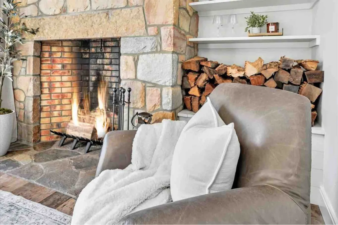 The Roundtop Chalet (Couples Getaway with Hot Tub) 18
