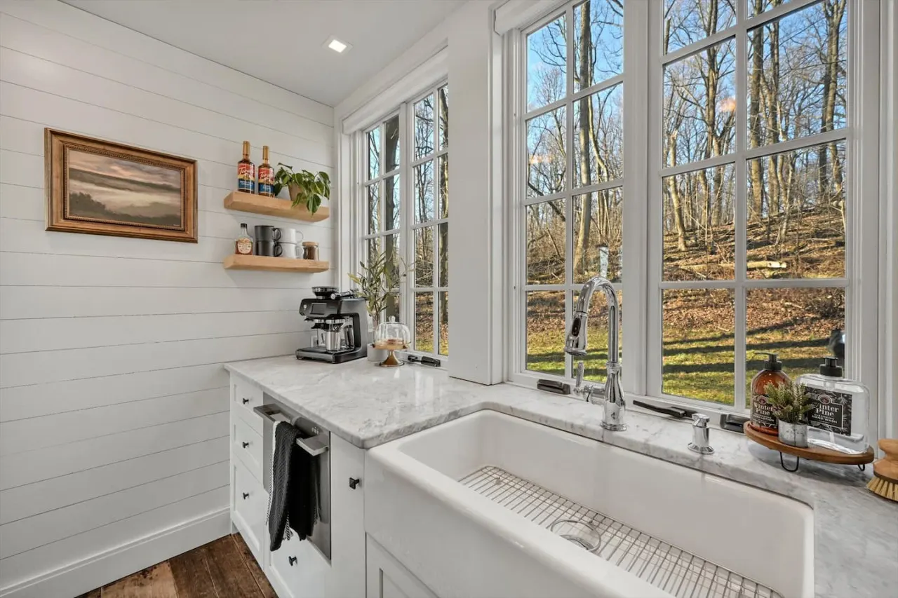 The Roundtop Chalet (Couples Getaway with Hot Tub) 19