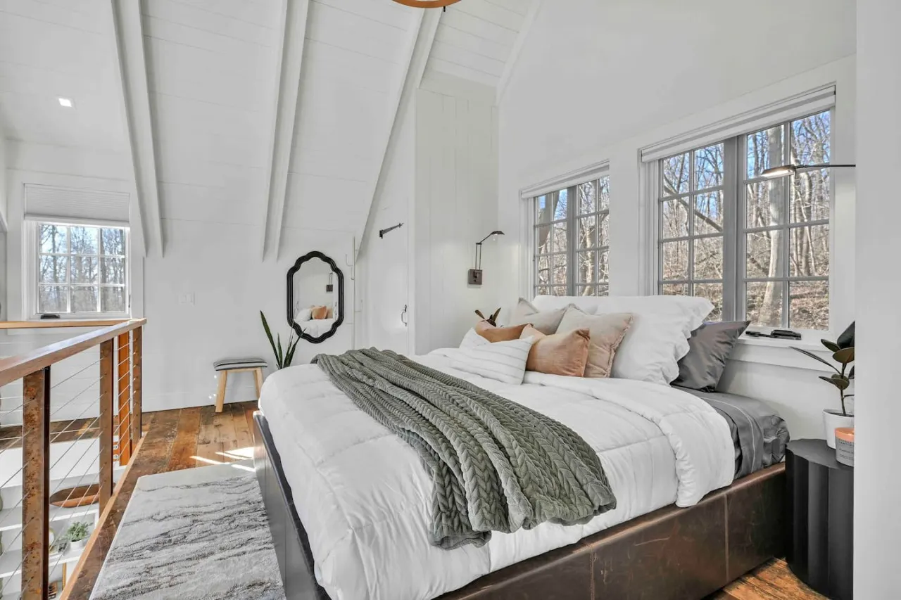The Roundtop Chalet (Couples Getaway with Hot Tub) 3