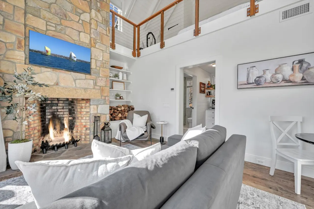 The Roundtop Chalet (Couples Getaway with Hot Tub) 4