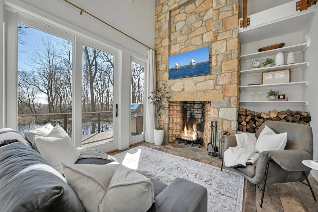 The Roundtop Chalet (Couples Getaway with Hot Tub) 8