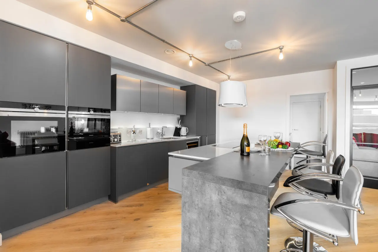 Stylish City Centre Penthouse - Large Private Terrace - Parking 15