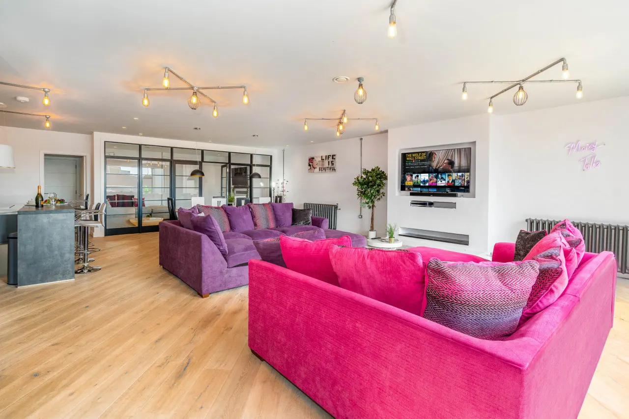 Stylish City Centre Penthouse - Large Private Terrace - Parking 17