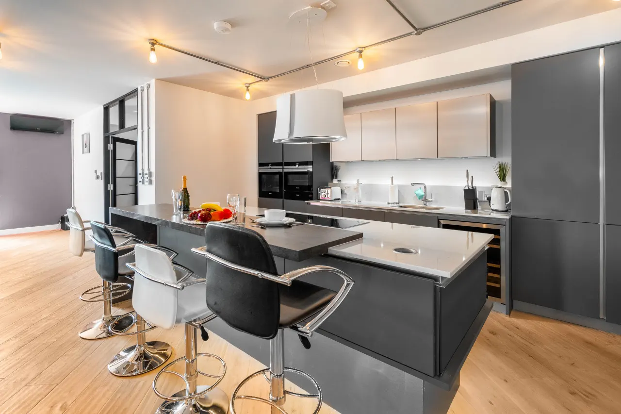 Stylish City Centre Penthouse - Large Private Terrace - Parking 3