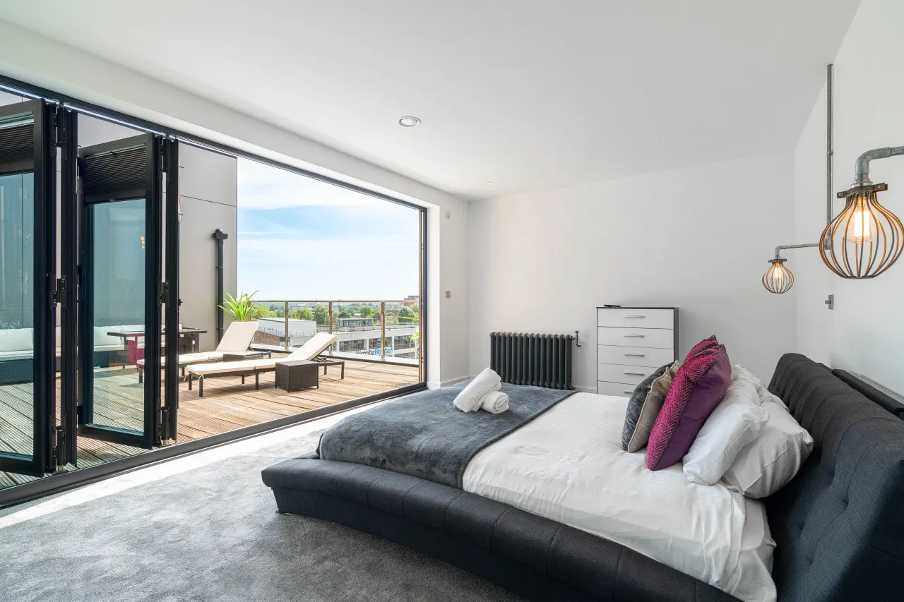 Stylish City Centre Penthouse - Large Private Terrace - Parking 8