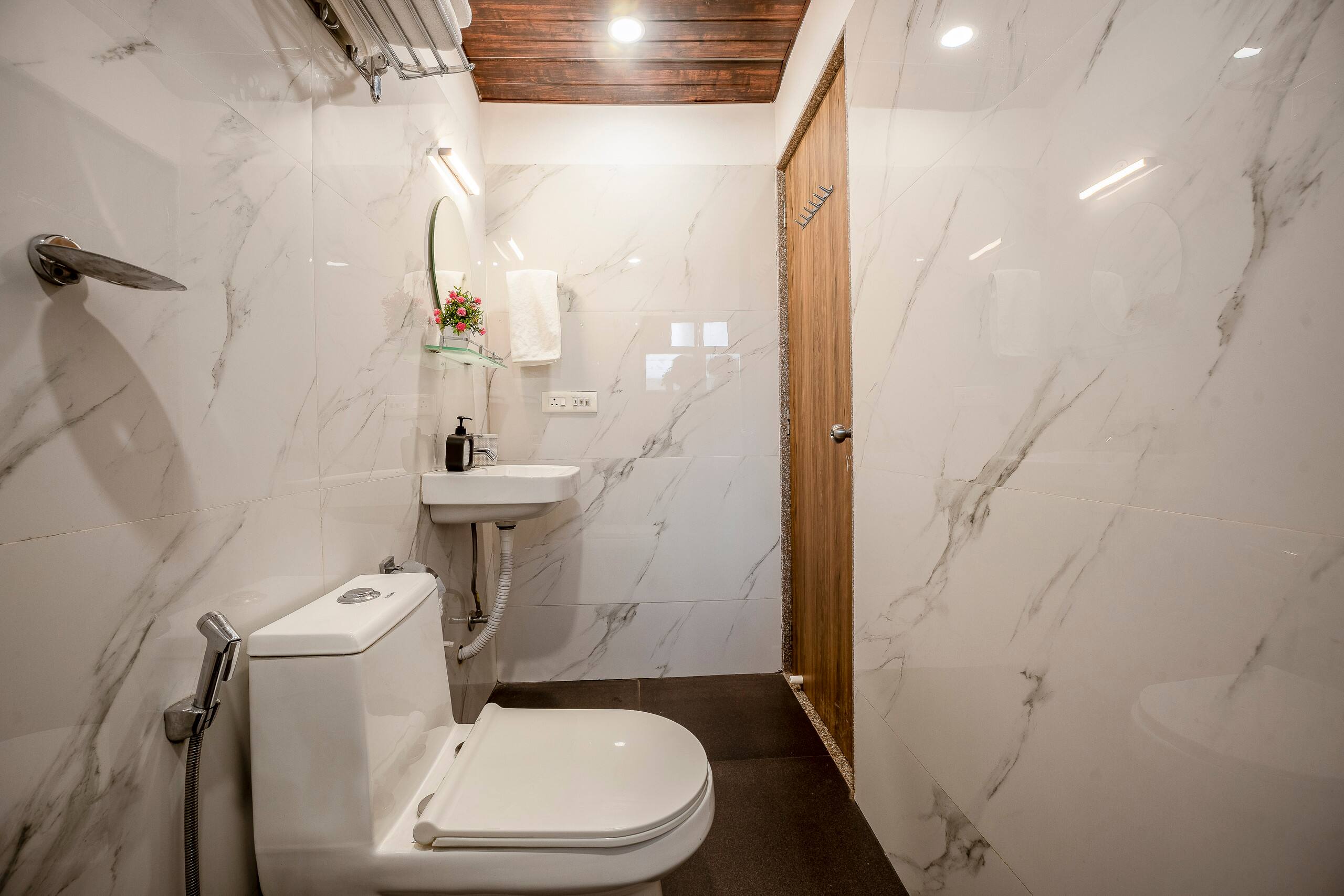 Designer 2BHK w/ Pool • North Goa • Near Candolim 25