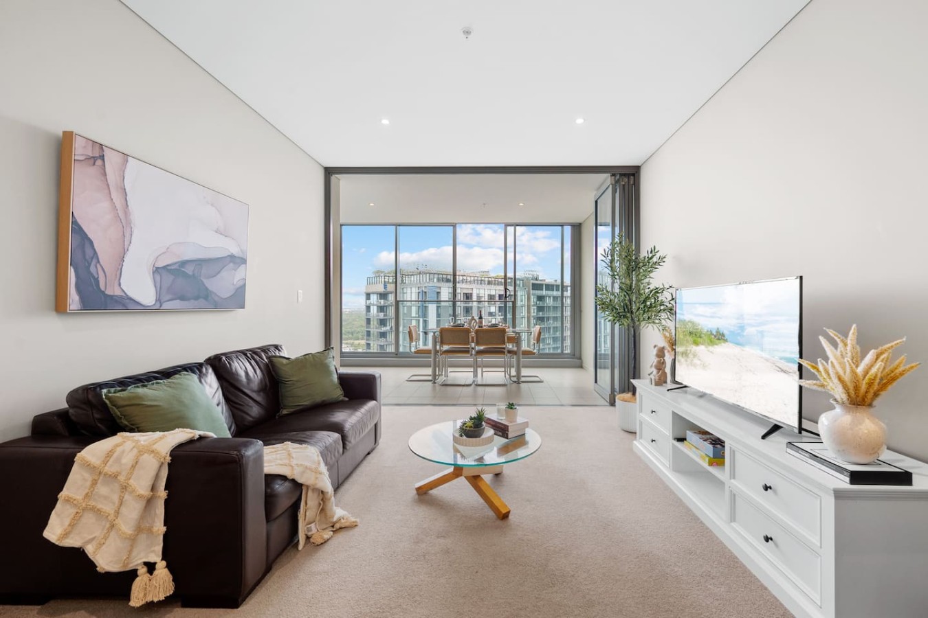 High-Rise Haven with Spectacular Skyline Views — photo 2