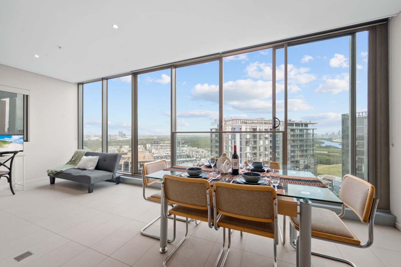 High-Rise Haven with Spectacular Skyline Views — photo 3