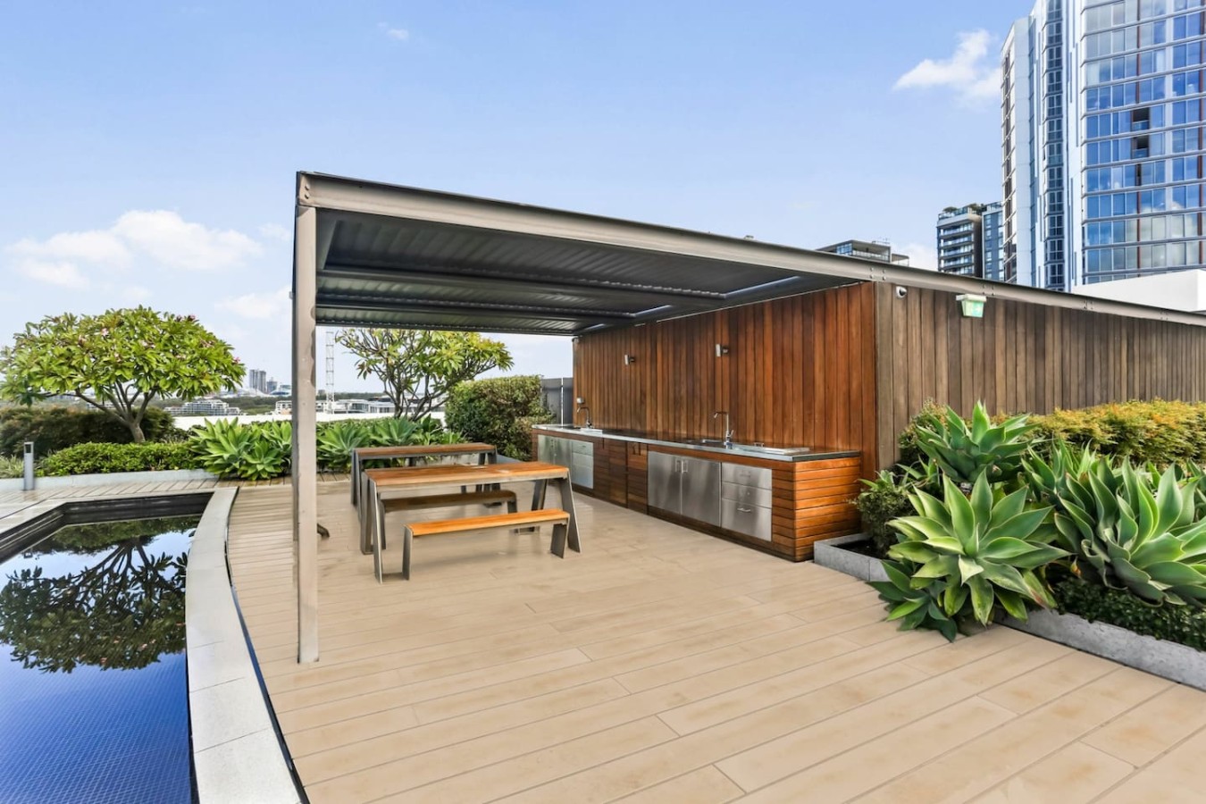 High-Rise Haven with Spectacular Skyline Views — photo 5