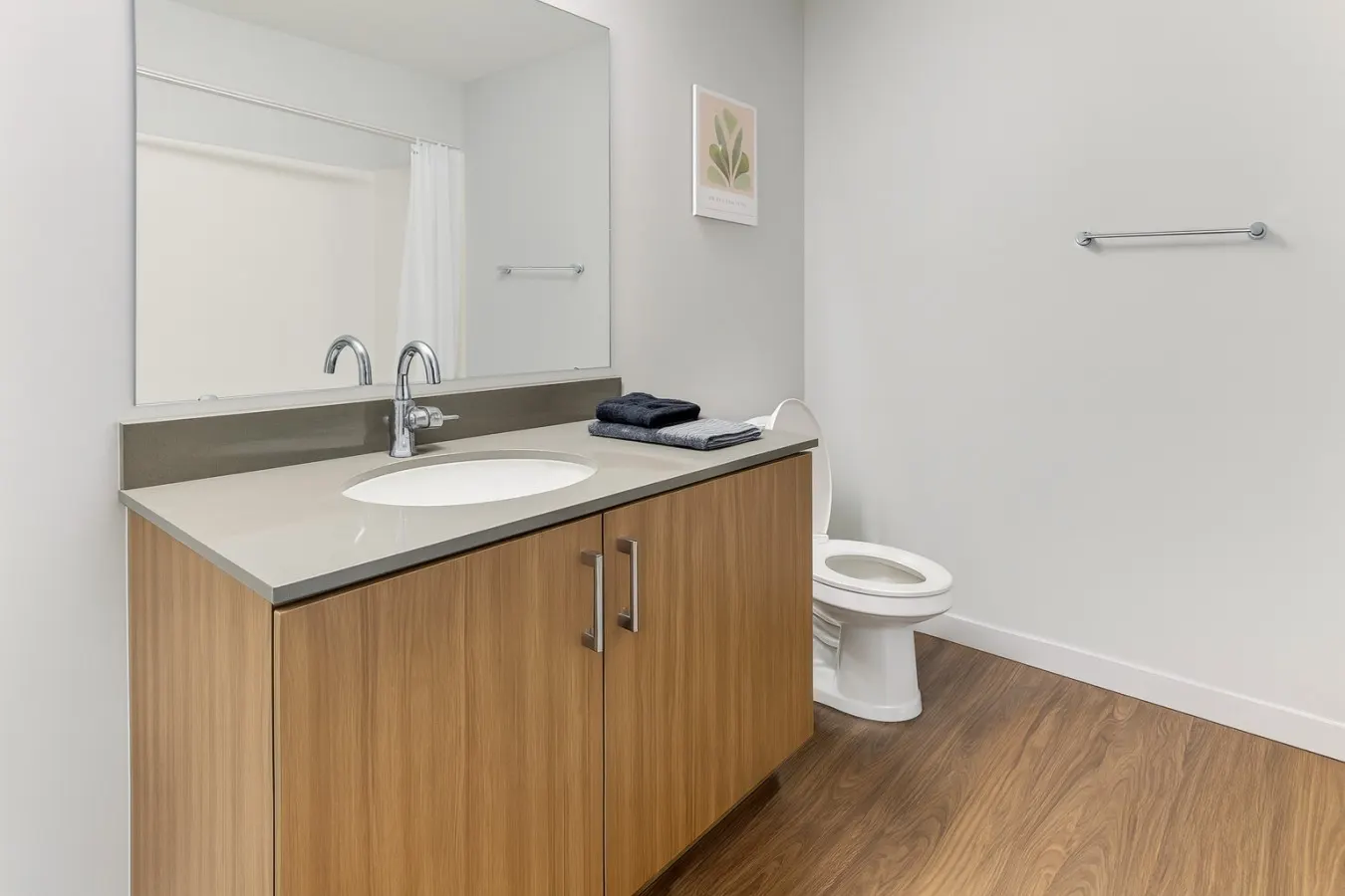 Sleek 2BR Apt Pool + Easy Downtown Access 32S 9