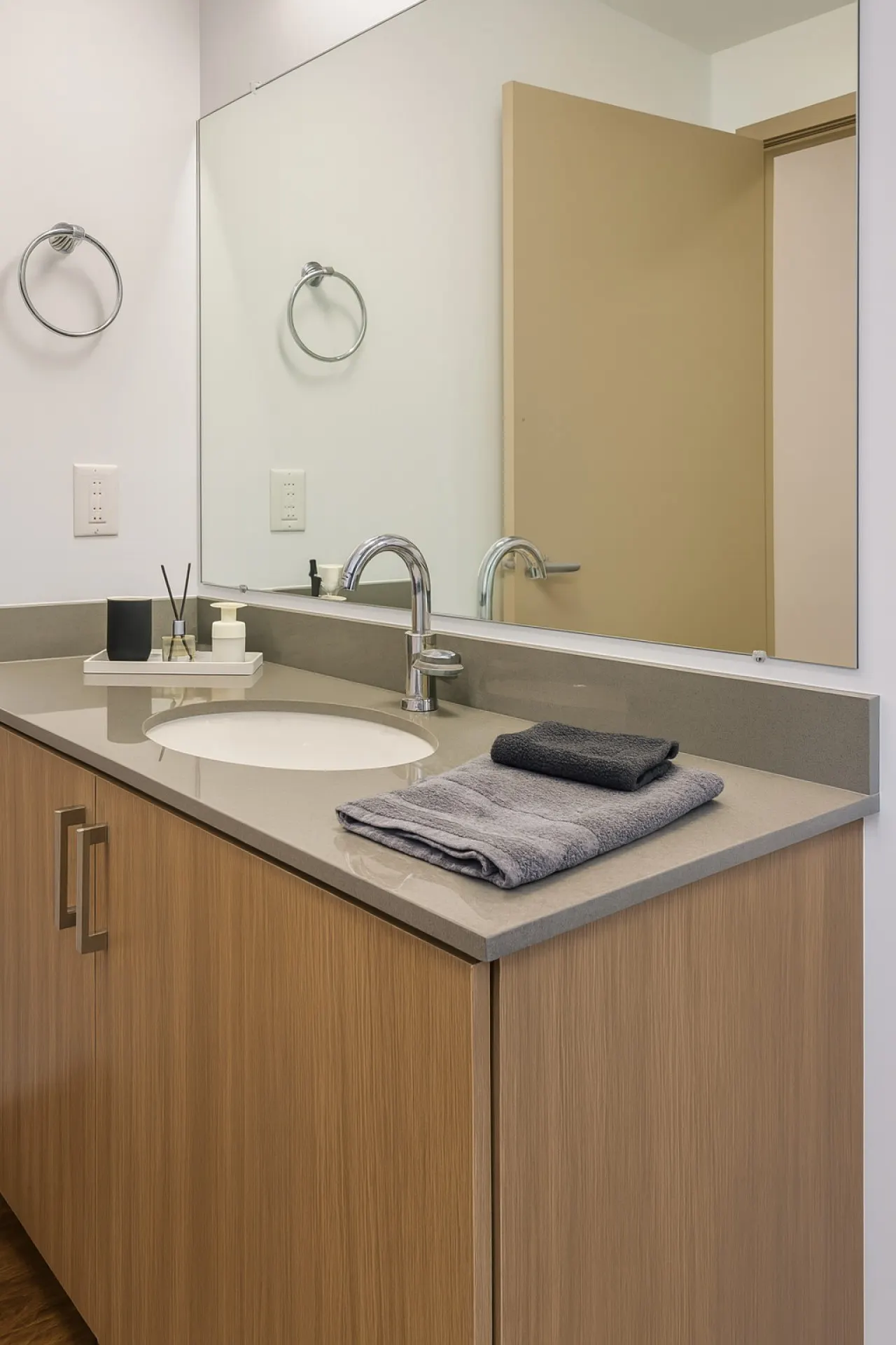 Sleek 2BR Apt Pool + Easy Downtown Access 32S 10