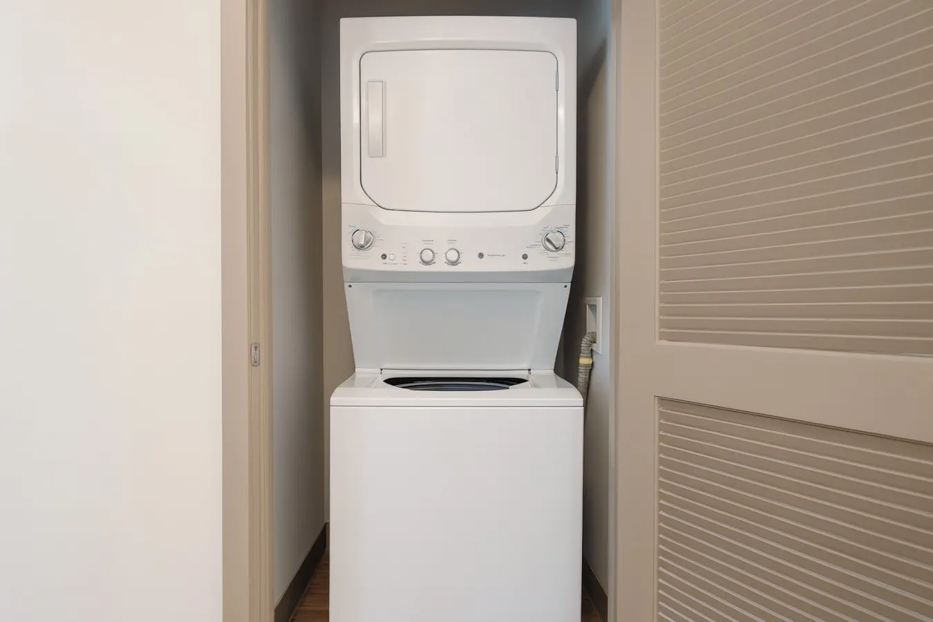 Sleek 2BR Apt Pool + Easy Downtown Access 32S 14
