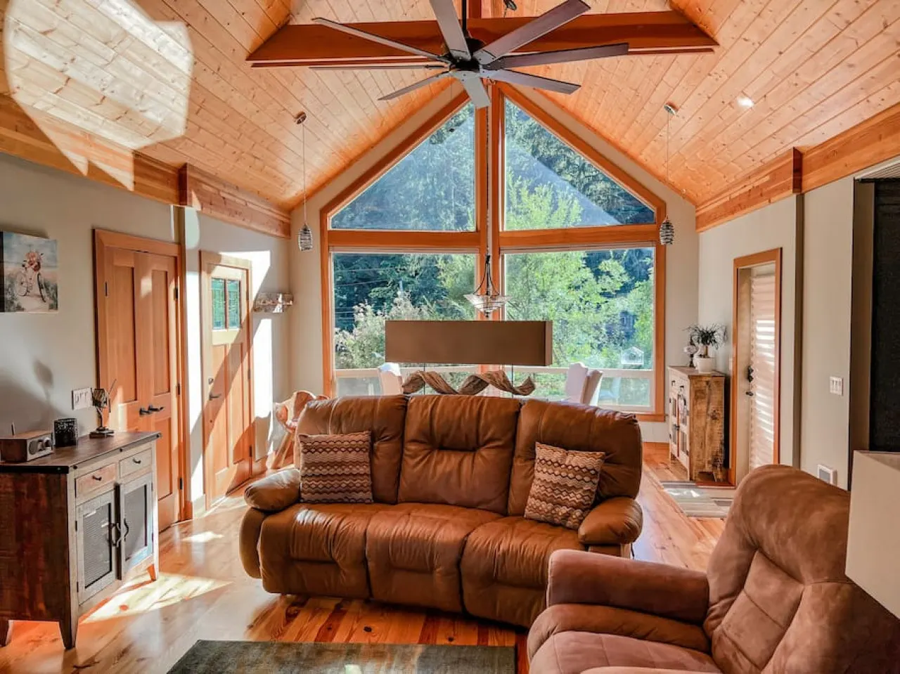 Lakeside Cabin in the Trees with Views & a Hot Tub 10