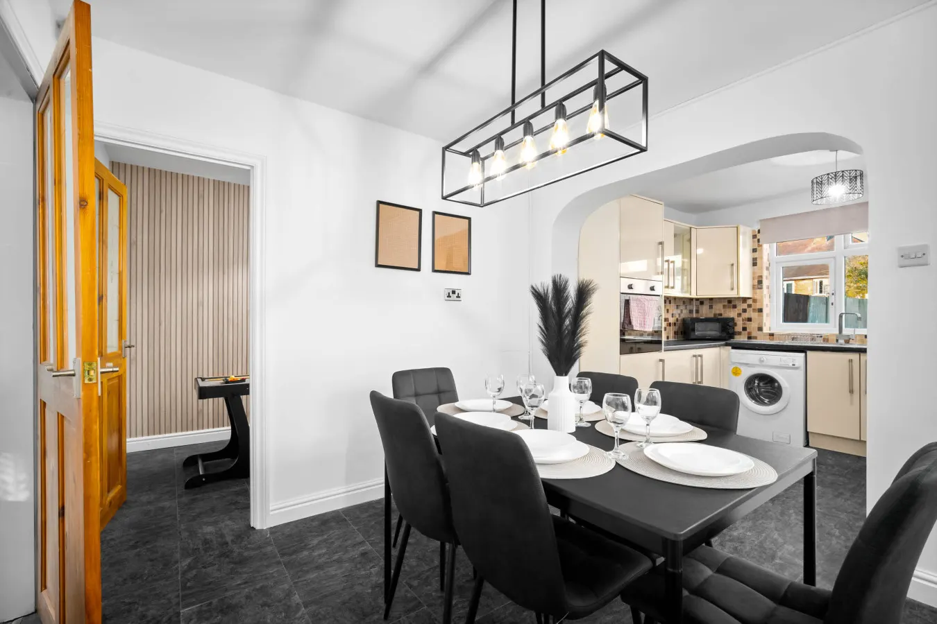 Stylish 3 Bedroom House - Garden - Parking 9