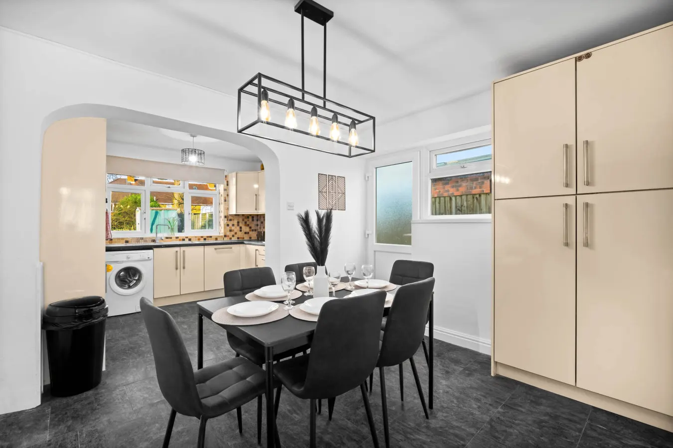 Stylish 3 Bedroom House - Garden - Parking 4