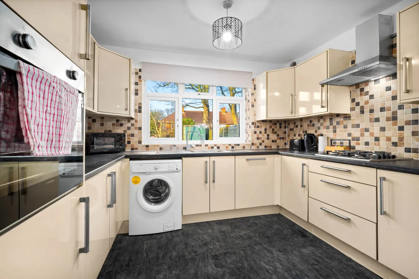 Stylish 3 Bedroom House - Garden - Parking 5