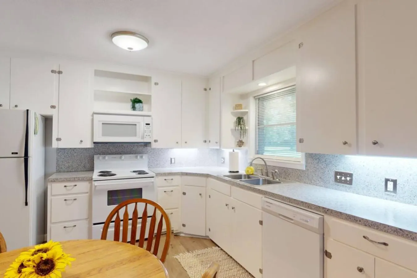 Bluebonnet Bungalow Downtown Navasota 11