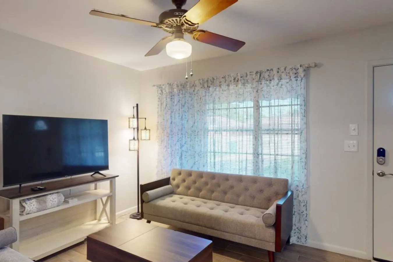 Bluebonnet Bungalow Downtown Navasota 15