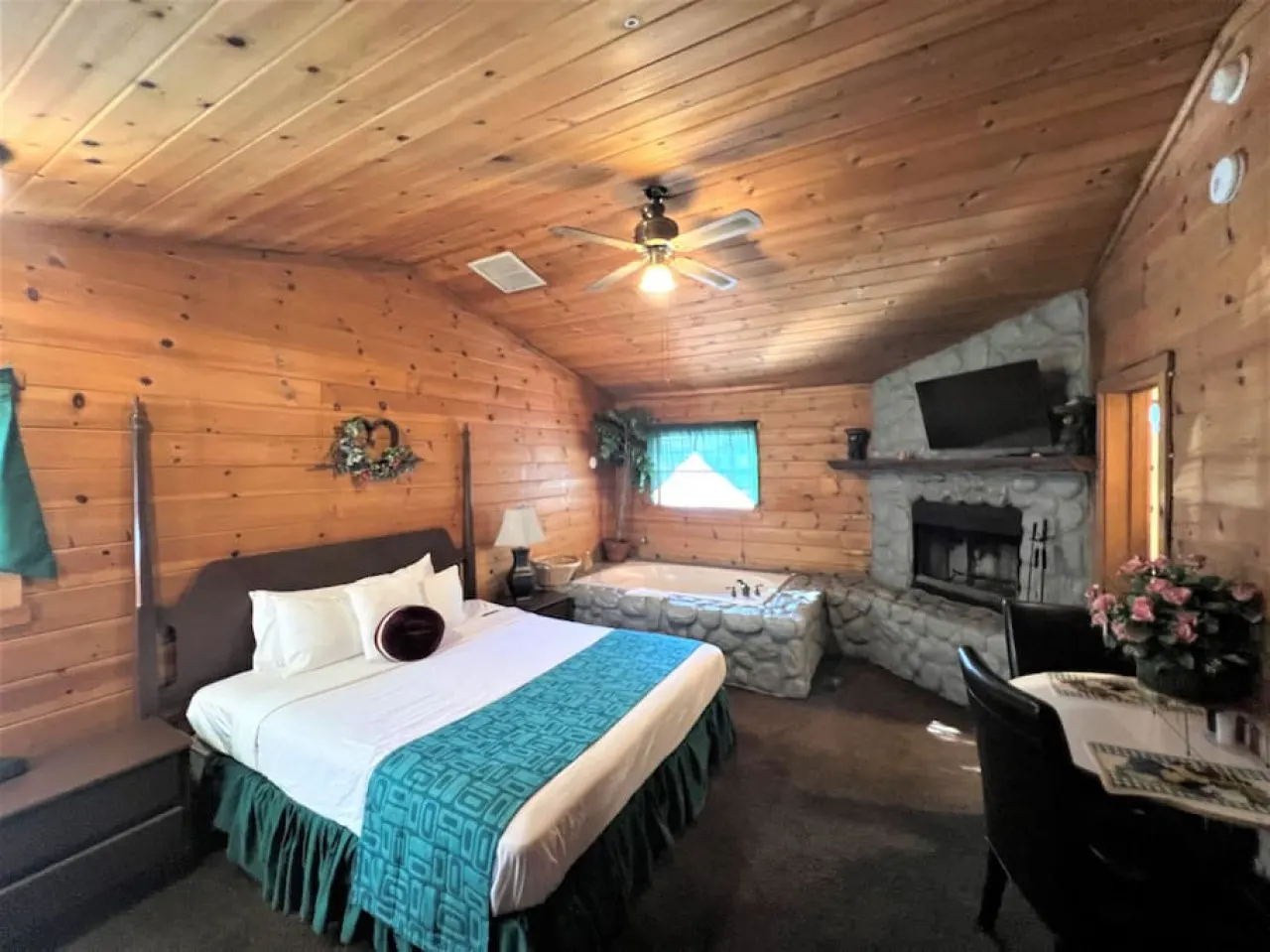 Cozy Hot Tub Studio - Bear Manor Cabins #1 18