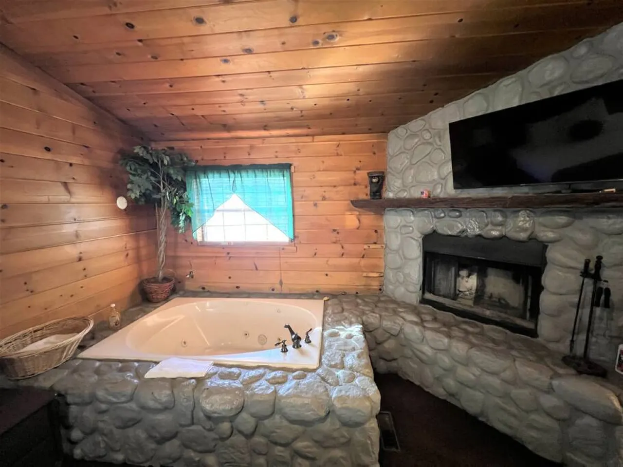 Cozy Hot Tub Studio - Bear Manor Cabins #1 3