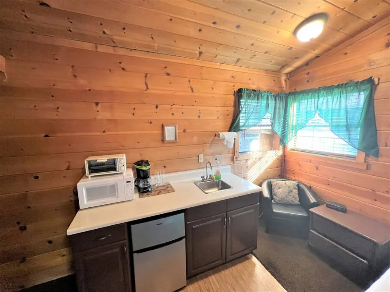 Cozy Hot Tub Studio - Bear Manor Cabins #1 4