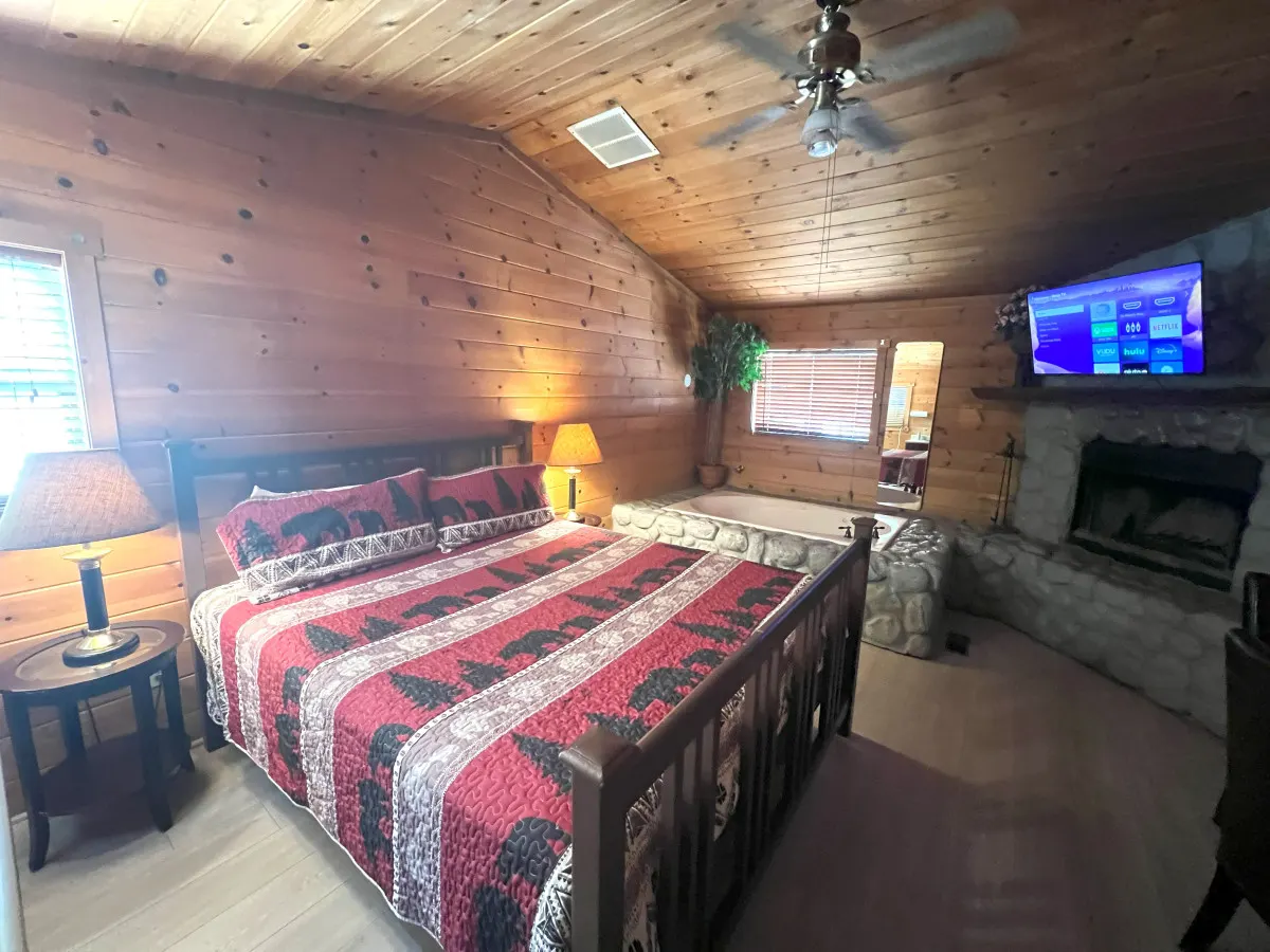 Cozy Hot Tub Studio - Bear Manor Cabins #1 5