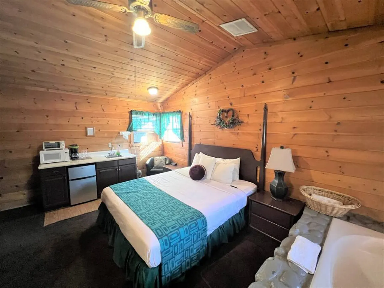 Cozy Hot Tub Studio - Bear Manor Cabins #1 6