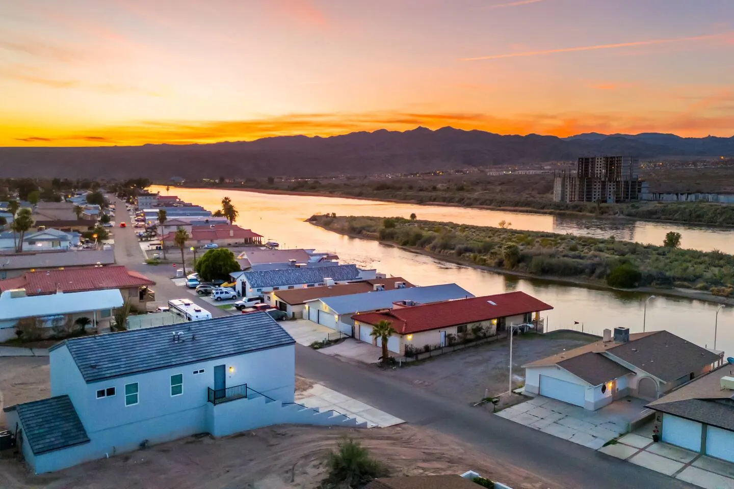 New-build | 2bd | 2ba | Sleeps 10 | Water Views — photo 2