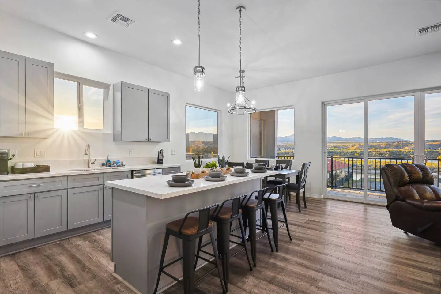 New-build 2bd 2ba Sleeps 10 Water Views 10